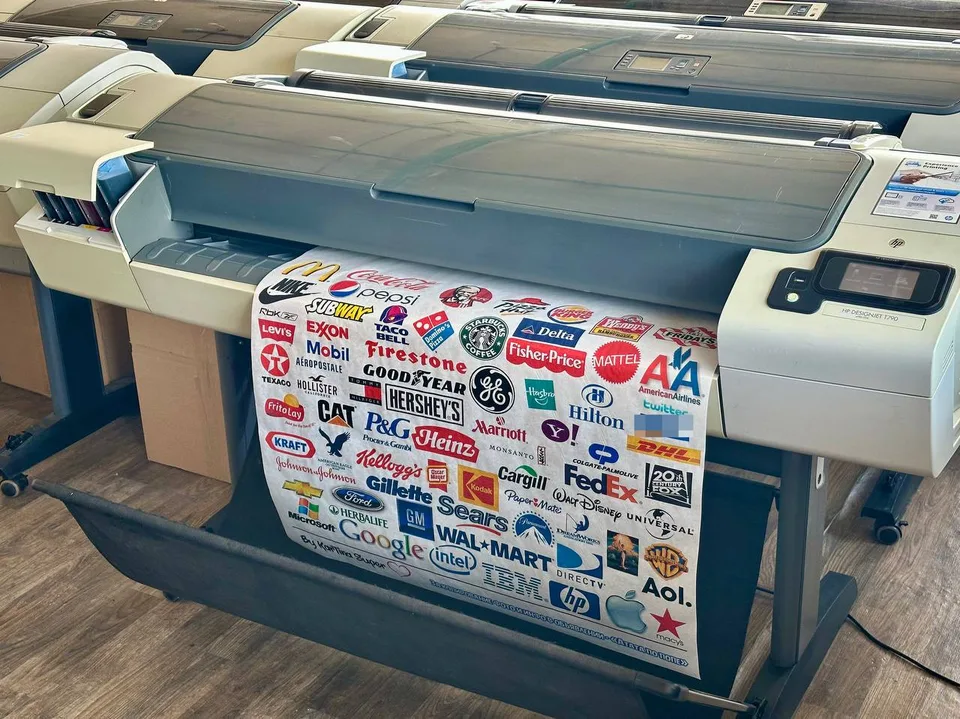 Плоттер HP Designjet T790 печатает тишью с логотипами брендов