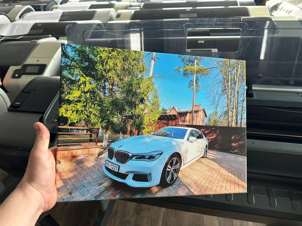 Белый BMW 7 series во дворе, печать на холсте